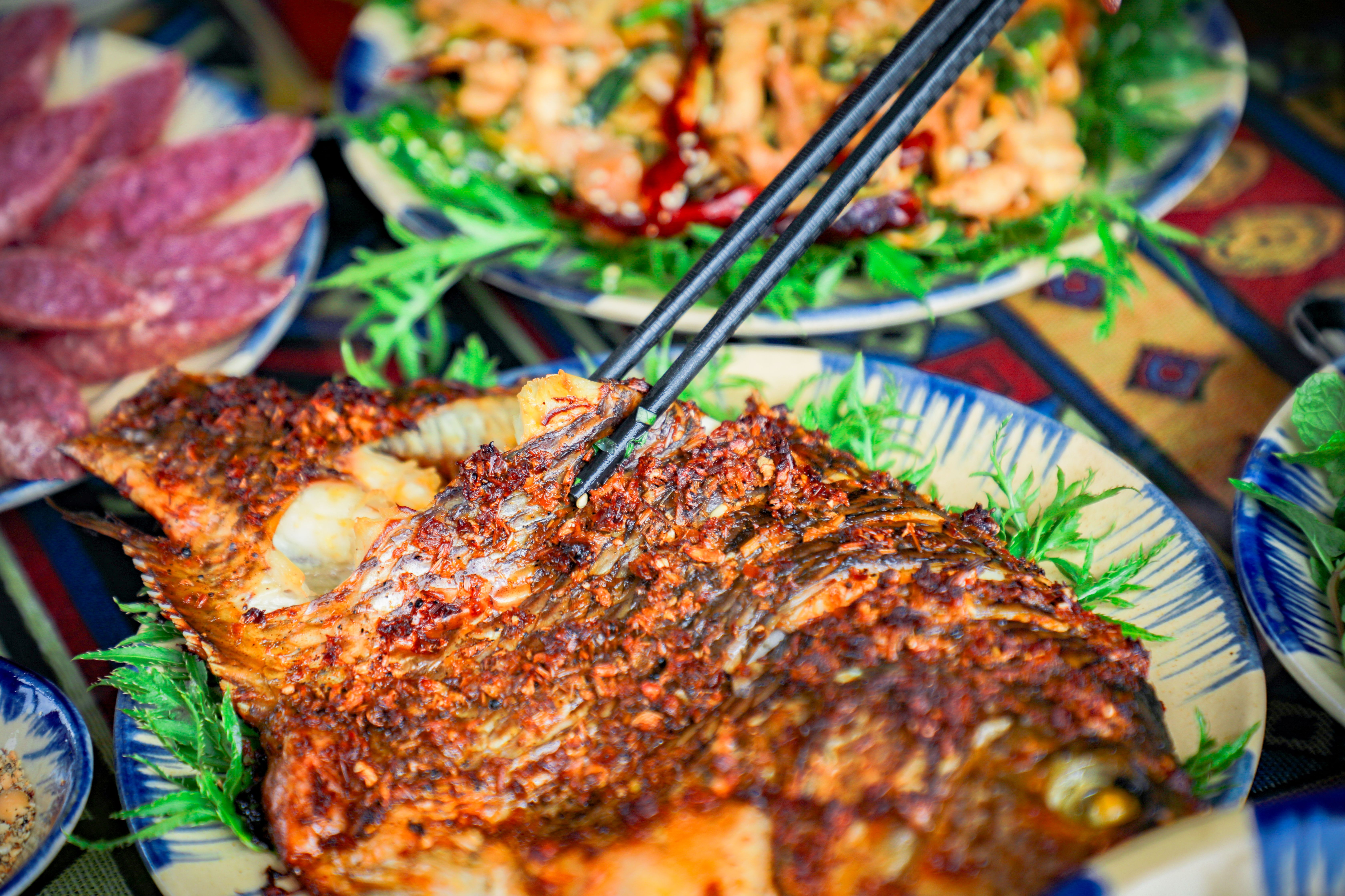 Pescado a la parrilla servido con hierbas y vegetales coloridos