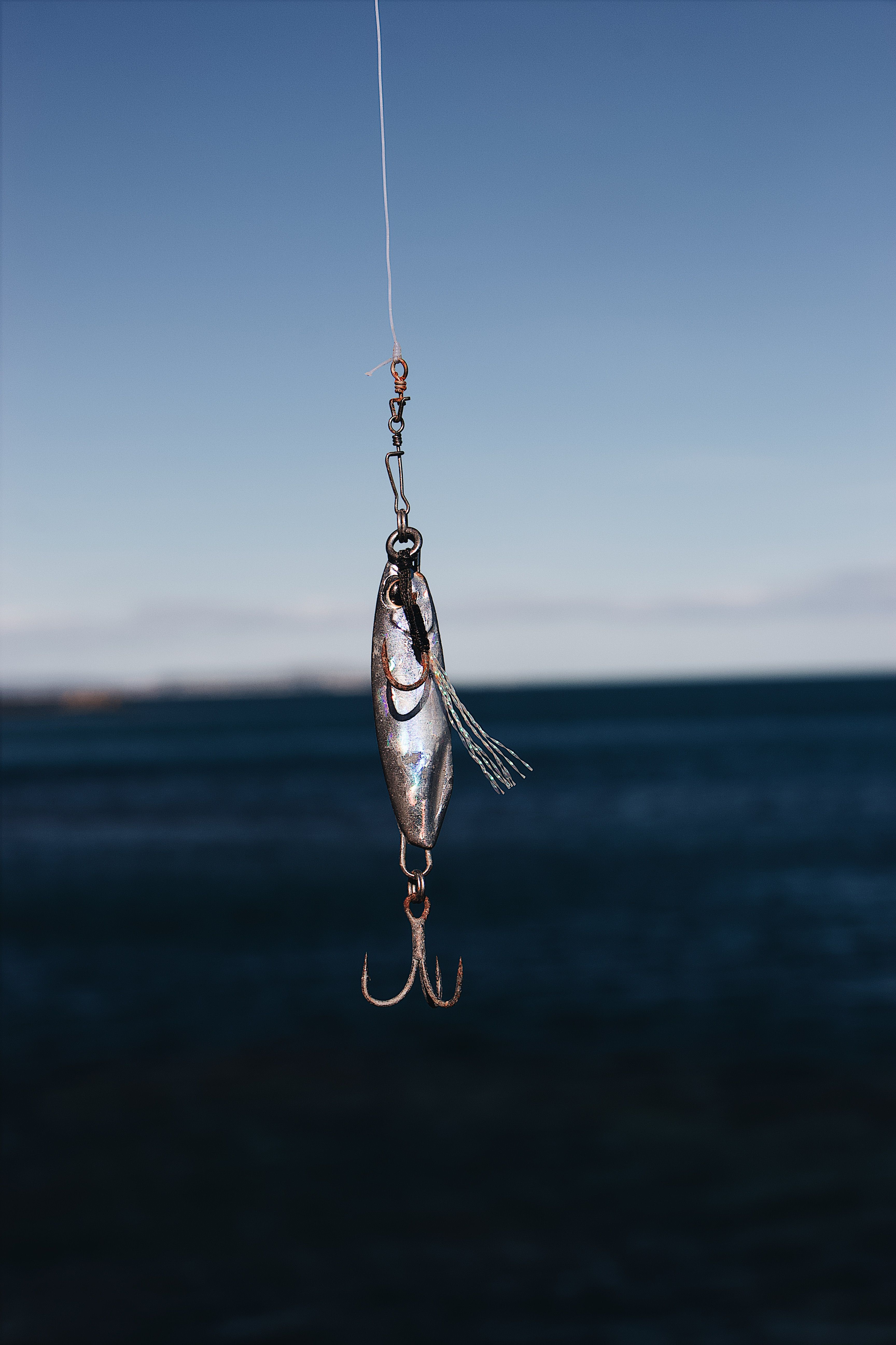 Caña, carrete y caja de moscas de pesca colocados al aire libre